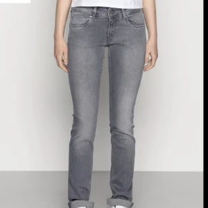 Pepe jeans - Har ett par populär jeans som jag säljer för dom är för små helt okej skick skriv till mig om du vill ha fler bilder eller föreslår ett pris så kanske dom blir dina en dag💞
