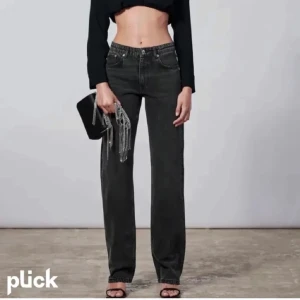Mid rise straight jeans zara  - Säljer mina favorit zara jeans, mid rise straghit jeans som är slutsålda från zara i storlek 34.💕 tyvärr har de blivit lite små för mig och jag säljer de för 249kr i fint skick plus 66kr frakt ⭐️💕👌🏼🙏🏼