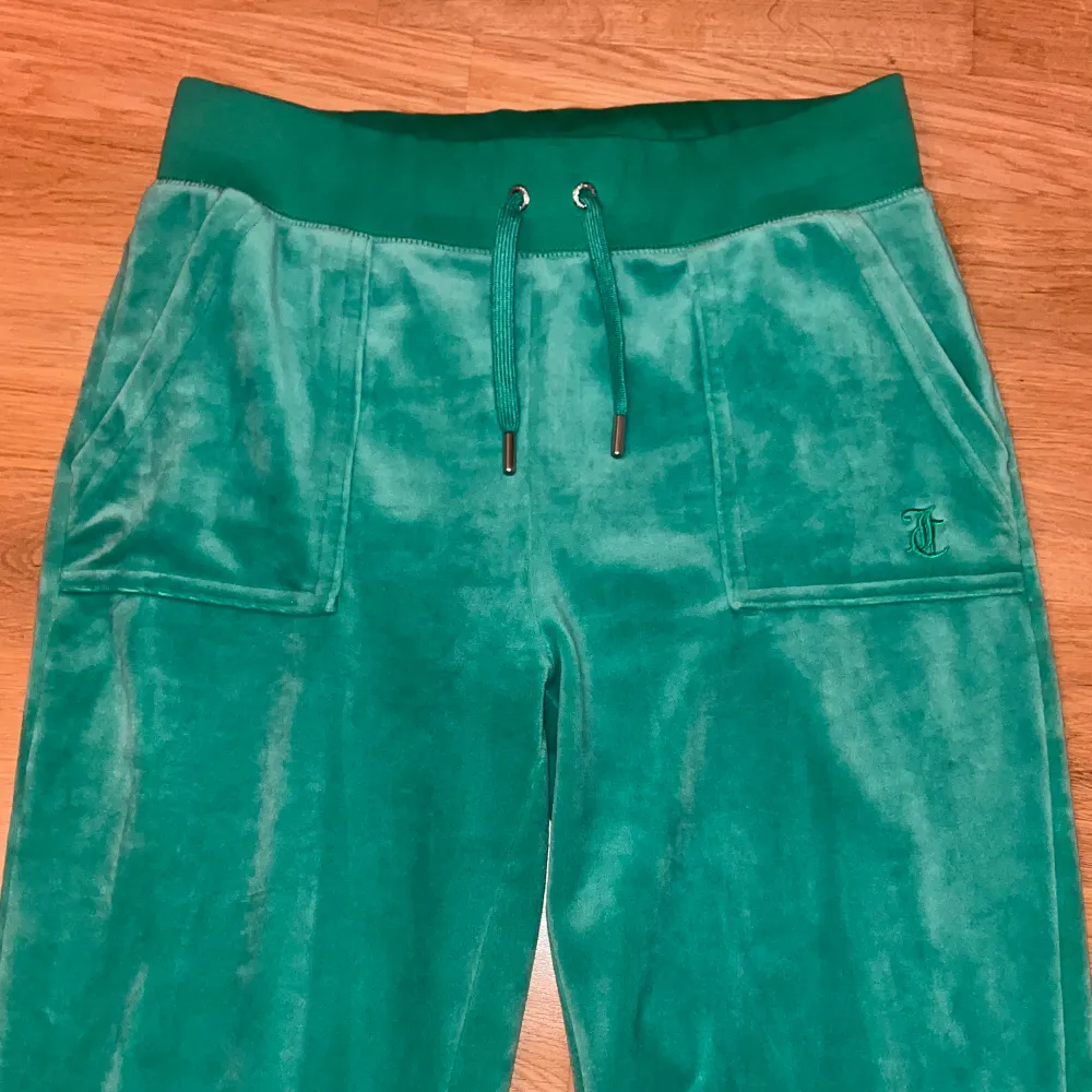!INTRESSEKOLL! Jag funderar på att sälja mina gröna juicy byxor i färgen gumdrop green 💚vill se vad jag kan få för de först. de är använda ett par ggr men fortfarande i väldigt bra skick! 💚kan även tänka mig att byta mot en annan färg.. Jeans & Byxor.