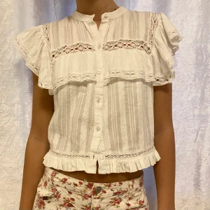 Zara blus - Vit härlig trendig blus från Zara, slutsåld från hemsidan, använt 1 gång. Storlek Xs💕 