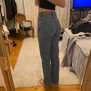 Weekday row jeans, storlek 26/32 jag är 172cm som referens.