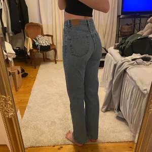 Weekday jeans - Weekday row jeans, storlek 26/32 jag är 172cm som referens.