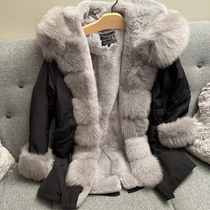 Lea Marie Pälsjacka - Säljer min pälsjacka från Lea Marie i storlek XL (passar för L/M). Hör av er för intresse☺️