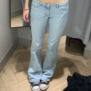 lågmidjade  zara jeans - lågmidjade flared ljusblå jeans från zara, väldigt bra skick, bara användt 1 gång