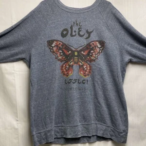 Obey long sleeve  - En snygg långärmad tröja från Obey i bra skick, storlek XL. (Obs frakt ingår ej i priset)