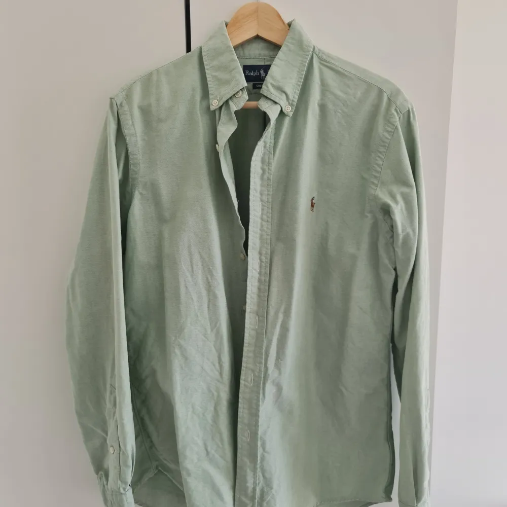 Superfin skjorta med härlig mintgrön färg. Nyskick!  Säljer den för att den är för stor för mig, storlek M (custom fit) - se bild 3. . Skjortor.
