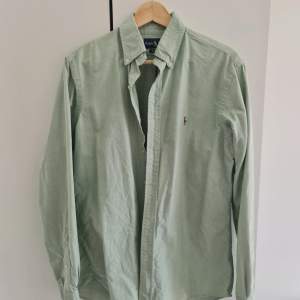 Superfin skjorta med härlig mintgrön färg. Nyskick!  Säljer den för att den är för stor för mig, storlek M (custom fit) - se bild 3. 