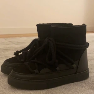 Inuikii skor - Säljer nu mina älskade inuikii skor i storlek 37💗 skorna är i hyfsat skick med en liten slitning som man inte tänker på super mycket💗(lånade bilder, skriv för egna bilder eller fler frågor)