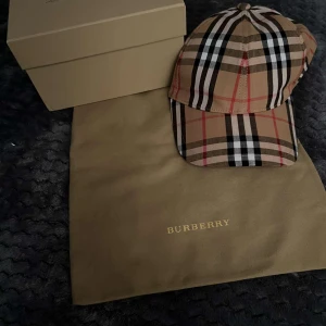 Burberry keps - Äkta Burberry keps, skick 10/10. Säljs billigt. Om ni är intresserade eller har några frågor får ni gärna höra av er