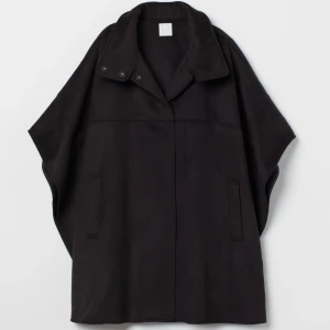 Capejacka svart - It’s a brand new capejacka from H&M. Never worn. I bought it 400 kr, selling it for 200 kr + post (shipping).