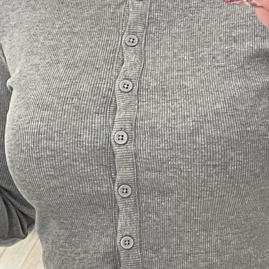 Ribbad grå kofta/tröja - 91