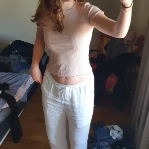 T-shirt - Säljer denna jättesöta t-shirten då den inte kommer till användning. Det är verkligen jättefin men tycker inte riktigt den passar min hudton. Skriv om du har frågor eller vill se fler bilder! ❤️