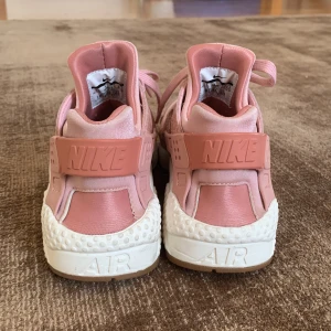 Nike air skor - Dessa skorna är i helt nytt skick. Säljer de för att de var för stora och inte årka skicka tbx de. Köptes för ca 1500 från ASOS