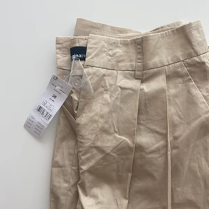 Beigea kostymbyxor  - Beiga kostymbyxor från Gina, aldrig använda med prislapp kvar på💕