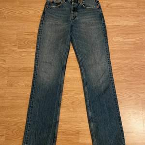 Ett par blåa midrise straight jeans från Zara i storlek 34 för 200 kr!
