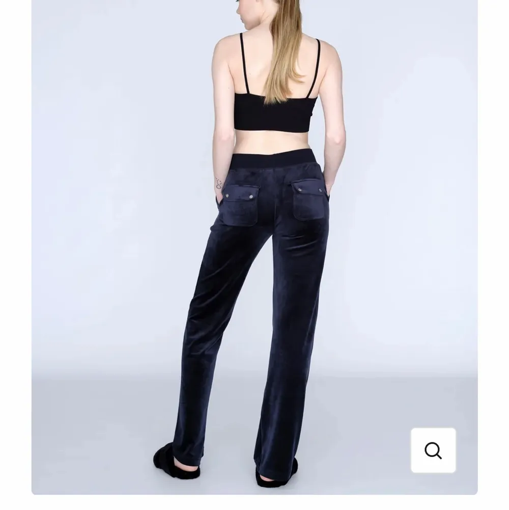  Hej jag söker ett par mörkblå byxor med fickor I storlek xs Max 600 kr. Jeans & Byxor.