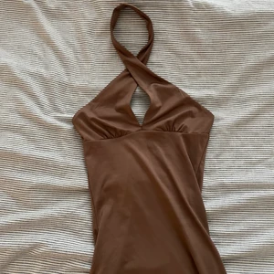 Klänning - Superfin klänning 🤎 säljer pga den inte kommer till användning 🥰 Storlek 32/xxs😊