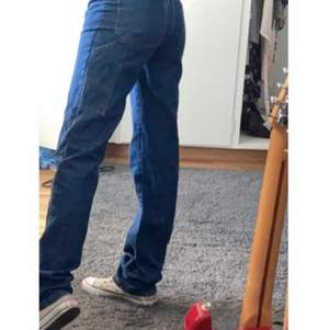 Ett par mid waist mörkblå jeans som är ass snygga. Dom är i storlek 34. Jag är 1.63 och som är lite för långa på mig men inget man tänker på direkt men dom hade funkat super till någon längre. Skriv för mer bilder💕