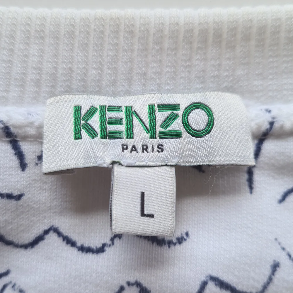Kenzo tröja från nk gbg i väldigt bra skick. Är L men sitter som M Nypris 3499. Tröjor & Koftor.
