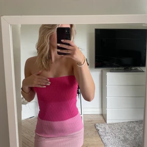 rosa klänning - sååå fin klänning som jag verkligen älskar men som tyvärr är lite kort på mig😢 jag är 172 cm! den är helt oanvänd 