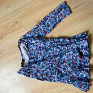 Bikbok tröja - S - Säljer nu min tröja från Bikbok stl S, använd men i fint skick. Meddela om du är intresserad, tryck inte på köp direkt! Köparen står för frakten. 