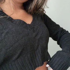 Stickad tröja  - Svart croppad tröja i st S, skulle säga att den passar Xs också. Nypris 99kr🫶🏼