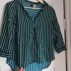 Söt blus från H&M - strl 34 - Jätteskön blus för lite mer uppklädda tillfällen.