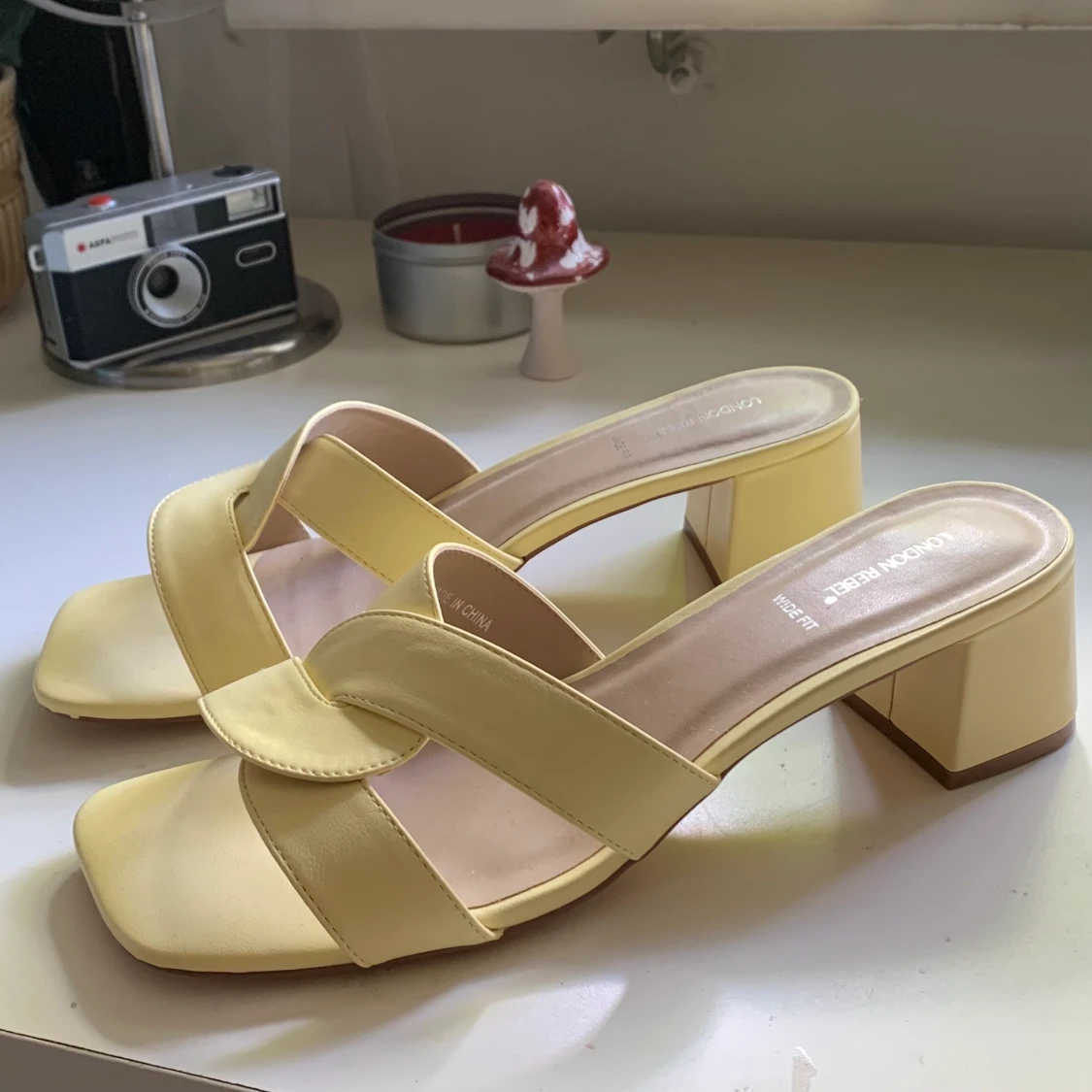 gula klackeskor  - 90