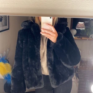 Jacka - Säljer min sjukt snygga pälsjacka ( fake päls) Köpt i London. ‼️tryck inte på köp direkt.