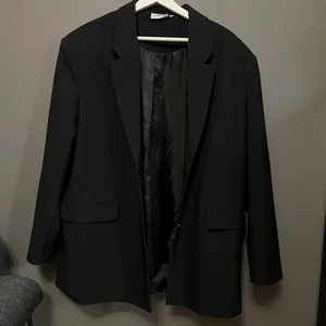 Kavaj från junkyard - Oversize kavaj från junkyard i svart. Lite vaddering i axlar. Storlek xs/s men eftersom att den är Oversize motsvarar den större storlekar. Endast använd en gång!