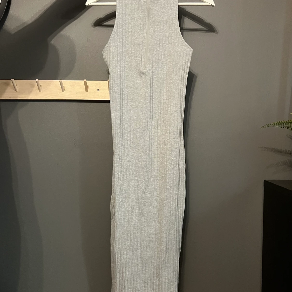 Grå långklänning från H&M - 90