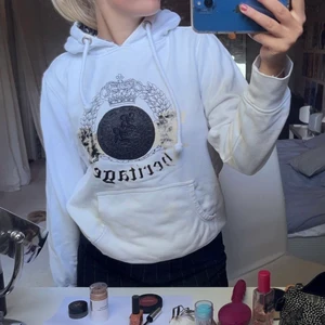 Vit hoodie med tryck - En supercool hoodie köpt hör på plick! 🌟 jättefint skick men säljer då den ej kommer till användning 😕 storlek S/M