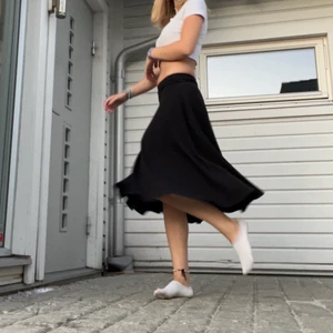 Svart långkjol  - Söt kjol i ganska tjockt material som går att använda både som lowwaist och highwaist och är i jättebra skick. Säljer då den inte riktigt är min stil längre.💜