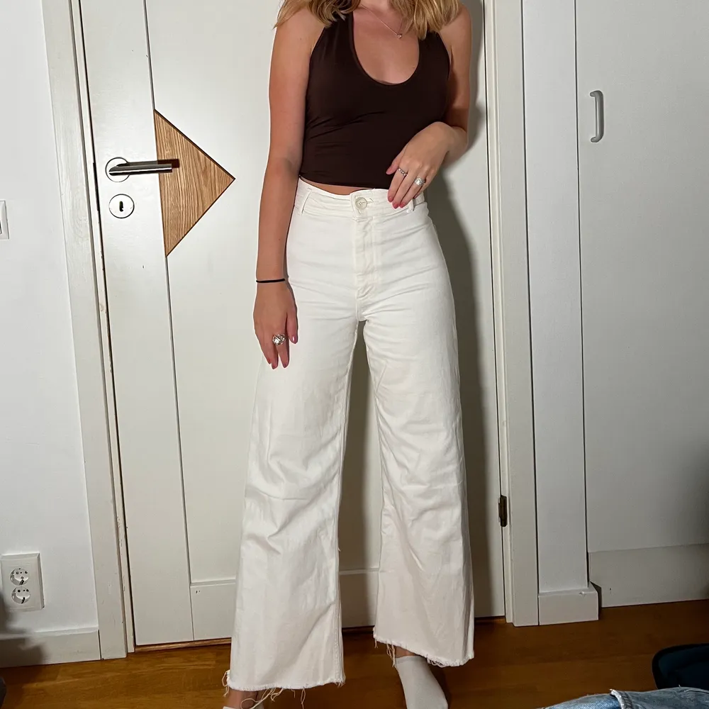 Fina vita jeans i bra skick. Säljer då de inte riktigt är min stil längre.💗. Jeans & Byxor.