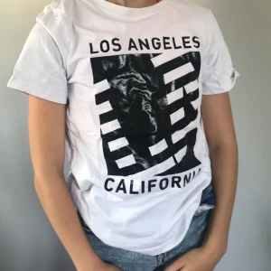 Säljer ett tre kit med t-shirts!👕 - Jag säljer dom här tre t-shirtsarna för att dom har blivit för små på mina söner❤️