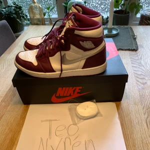 Jordan 1 retro high OG Bordeaux  - Äkta jordans som är köpta på sneakerhyllan i Göteborg. Inget fel på dom har inte använt jättemycket. Köptes för 3000kr. Skicka meddelande om mer bilder önskas.