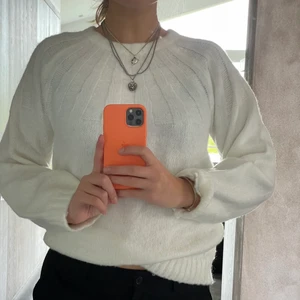 Stickad tröja med lite mönster - Fin stickad tröja i vitt, perfekt till hösten