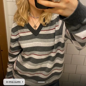 Fin tröja - Fin tröja från märket bläck! Superskönt och passar till allt! Säljer även en likadan fast med svarta ränder istället för röda! Passar alla! 