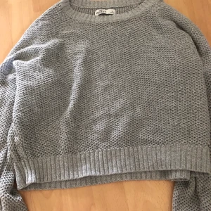 Croppad Hollister tröja, stickad - Croppad hollister tröja, L men i liten passform, slutar ovanför naveln på mig som är 176 cm lång, ej nyskick att 
