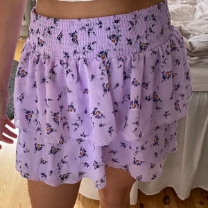 Kjol💜💜 - Supergullig kjol från Cubus i storlek S💜💜 aldrig använd endast testad!! Säljer då den inte kommer till användning🌸🌸 nypris 299