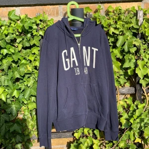 Äkta GANT tröja  - Äkta GANT tröja vintag i storlek M💕 Tröjan är  relativt nyanvänd. Startpriset är 185kr+frakt☺️( Priset är diskuterbart) 