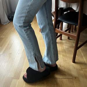ljusa högmidjade jeans med slits från Hm, knappt använda, frakt tillkommer 