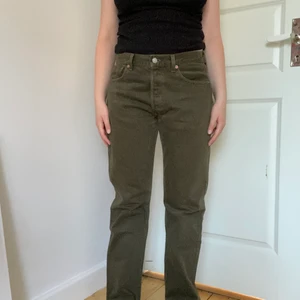 Levis 501 - Använd inte köp direkt. Gröna levis 501. Jag är 168cm och brukar ha storlek 38-40 och de går till marken på mig. Frakt kostar 80kr eller så möts vi upp.