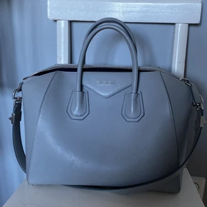 Givenchy antigona bag - Medium, dustbag finns. Inte använd på några år & endast använd fåtal gånger. Köpt på ABCD i Stockholm. Hör av dig med frågor etc! Nypris ca 18.000 kr 