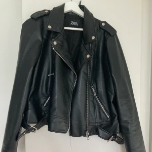 Jacka  - Super cool och trendig jacka från zara. Tyvärr har hänget gått sönder men annars är den i bra skick och går fortfarande att hänga upp! Skriv för bild på!  Köparen står för frakt! 