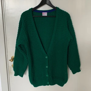 Mörkgrön Långärmad Kofta. Strl M - Mörkgrön Kofta från One Step Up. Strl M, sitter Baggy. 