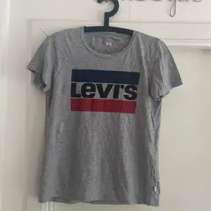 Säljer denna fina gråa Levis T-shirt. Storlek XS i ett bra skick. Har inte använt den så mycket! Frakt tillkommer med 51 kr 🤗
