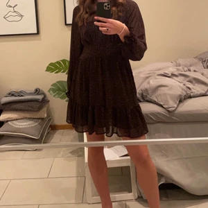 Klänning mango storlek s - Säljer denna långärmade klänningen från mango hittar den ej på hemsidan. Den är i storlek s men skulle säga att den passar m också då den är lite större.