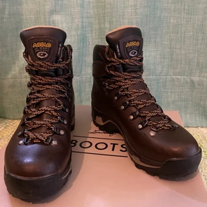 Asolo TPS 520 GV EVO, vandringskängor stl 41 1/3 - Otroligt snygg känga som jag importerade från Asolo i Italien, men dumt nog beställde jag i för liten storlek…. Så skorna är knappt använda och finns 6 års garanti.  Vattenrestistent läder på utsidan och gore-tex membran på insidan. Nypris: ca 3,1K