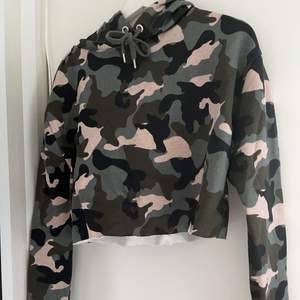 Croppad hoodie med kamouflagemönster i fint skick, storlek M.